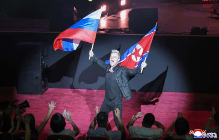 Ким Чен Ын аплодировал стоя: Shaman впервые выступил в КНДР