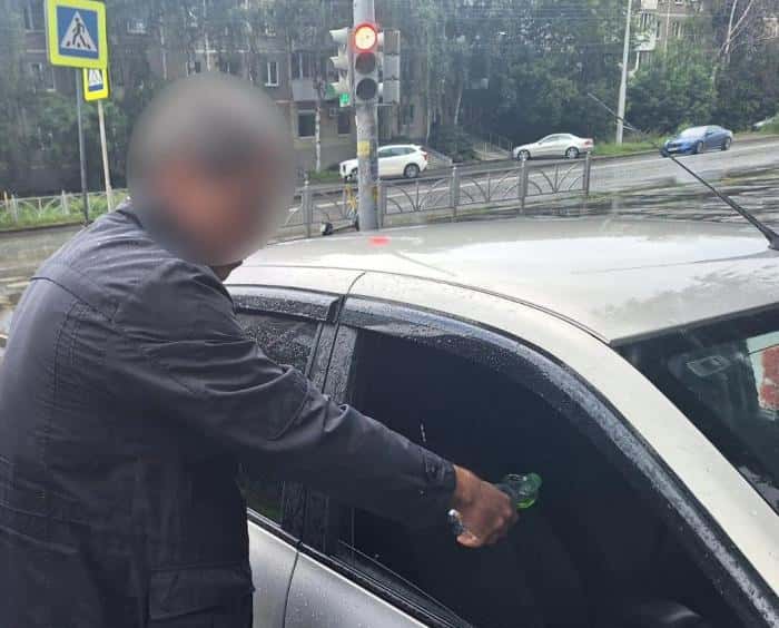 На глазах у десятков людей: в Екатеринбурге ревнивец зарезал любовника жены во дворе дома