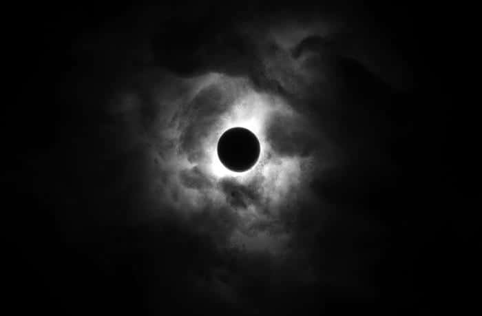 Никакого апокалипсиса и черной Луны: астрономы опровергли слухи о редком астрономическом явлении