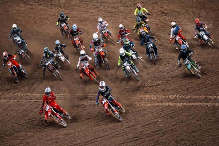 Каменск-Уральский снова в числе лучших: спортсмены завоевали золото и бронзу на Чемпионате России по мотокроссу 