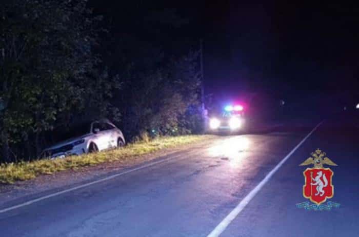 «Хотела снять трюк»: девушка вылетела из машины на трассе в Свердловской области 