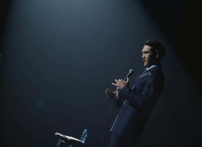 Всё в последний момент: в Каменске-Уральском перенесли концерт популярного комика на 2026 год