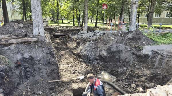 Дала сбой после 20 лет: в Каменске-Уральском на Мичурина чинят аварийную теплосеть и перекрывают дорогу