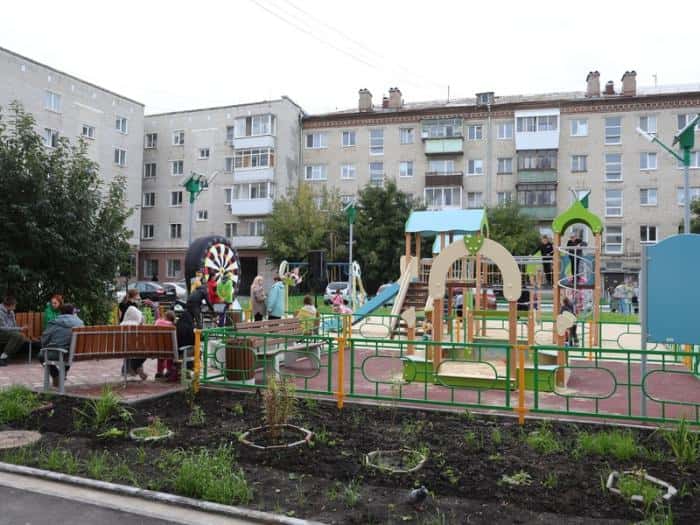 Преобразился и стал уютным: как в Каменске-Уральском открыли новый благоустроенный двор