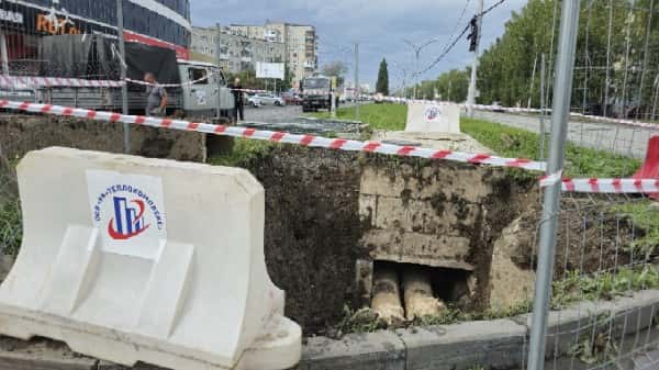 Коллектор у ТЦ «Джаzz» в Каменске-Уральском дал сбой: коммунальщики вскрыли проезд и газон