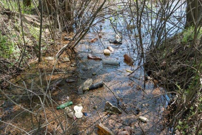 На сельхозучастке в Свердловской области обнаружили опасный слив отходов