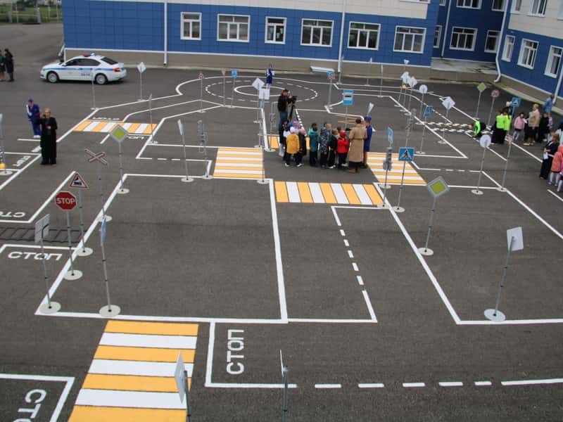 Открыли и научили: в Каменске-Уральском дети начали осваивать ПДД в автогородке