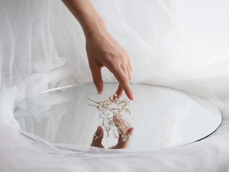 Не смотри в зеркало: народные приметы на Корнилов день 26 сентября