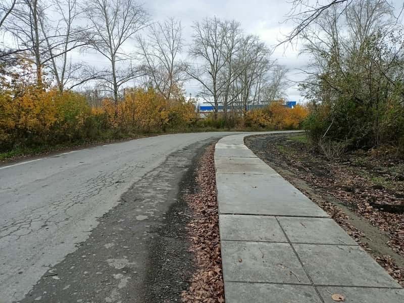 Проложили путь к комфорту: в Каменске-Уральском завершают строительство тротуара на Механизаторов