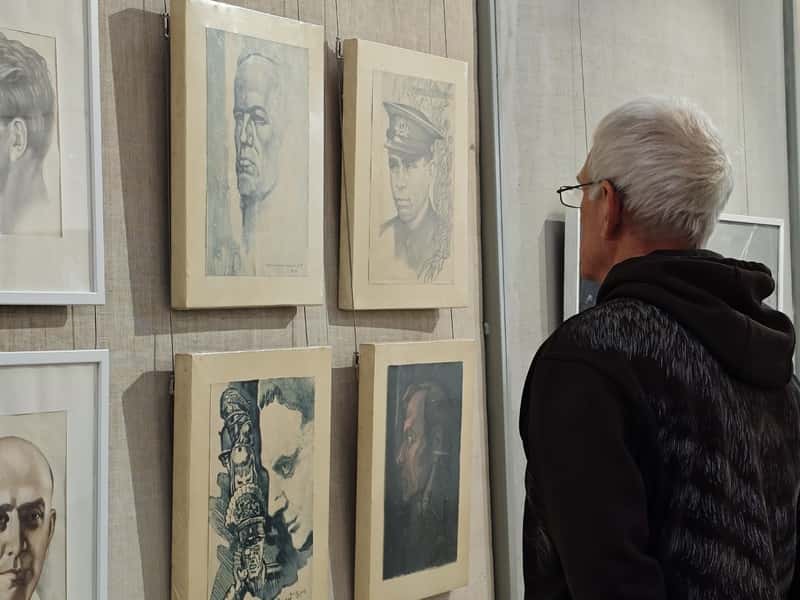 В Каменске-Уральском открыли три выставки подряд и показали неизвестные работы создателя Лося и Пушки