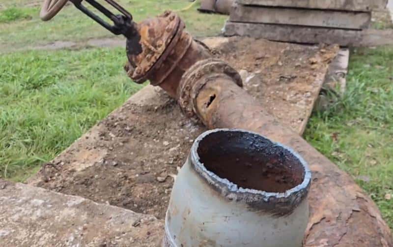 Коммунальщики экстренно устраняют утечки в трубах Каменска-Уральского 