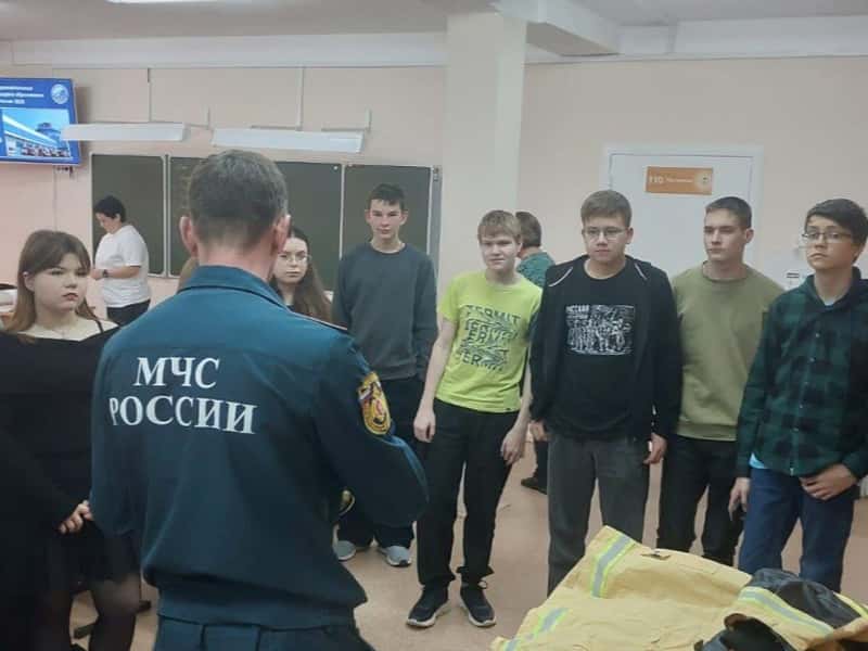 Школьников в Каменске-Уральском научили надевать противогаз и действовать при ЧС