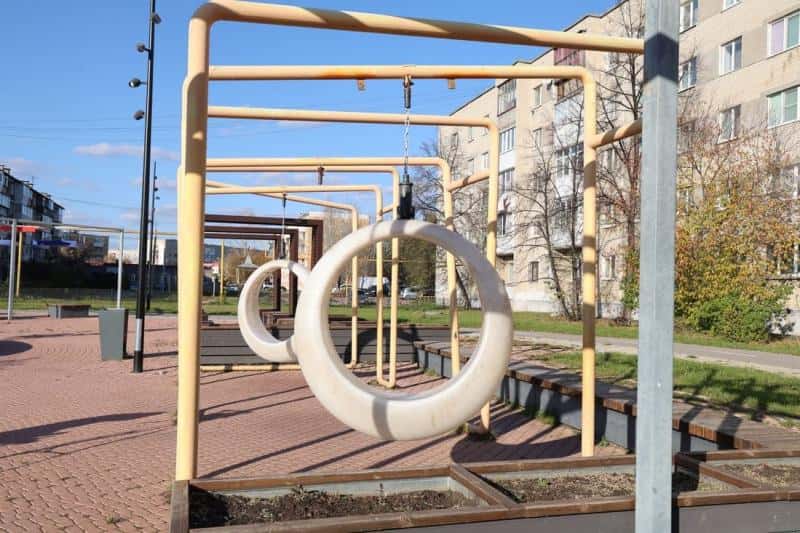 Юные вандалы сломали качели в Каменске-Уральском: власти их восстановили