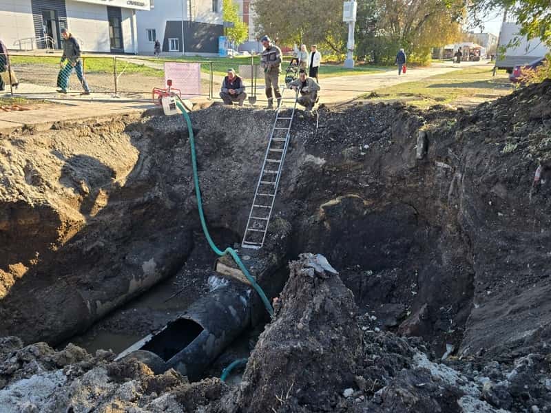 В Каменске-Уральском лечат трубы “чулком”: спецтехника вышла на улицу Челябинскую