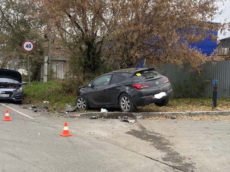 «Отвлёкся на секунду — и в больницу»: в Каменске-Уральском таксист устроил ДТП с пострадавшими