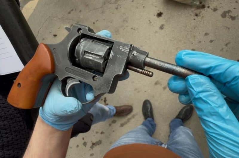 В багажнике — револьвер и десятки патронов: в Каменске-Уральском задержали деда с боеприпасами