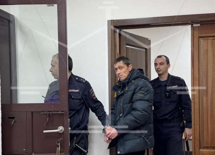 Бросил кирпич и забрал 58 тысяч: в Каменске-Уральском арестовали дерзкого грабителя