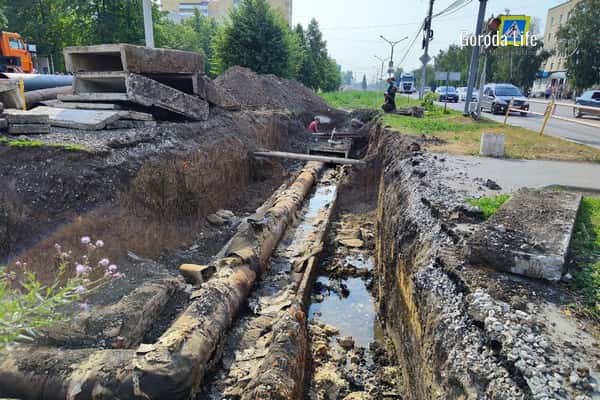 Почему не закопали яму? Коммунальщики объяснили, почему на улицах Каменска-Уральского остаются раскопки 