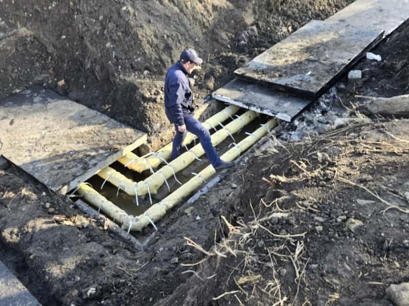 На улице 1 Мая в Каменске-Уральском устраняют последствия подтопления теплотрассы