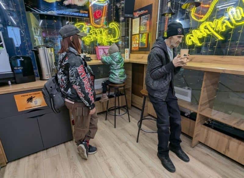 Дедушка из Каменска-Уральского замерз на улице, пока возвращался домой — ему помогли волонтеры «Лиза Алерт» 