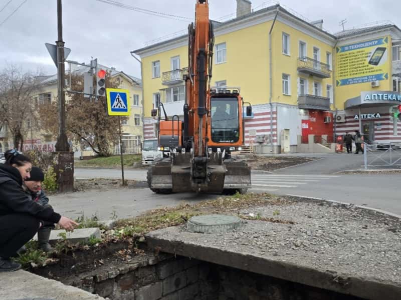 В Каменске-Уральском меняют трубы под дорогой — всё из-за соли с зимних трасс