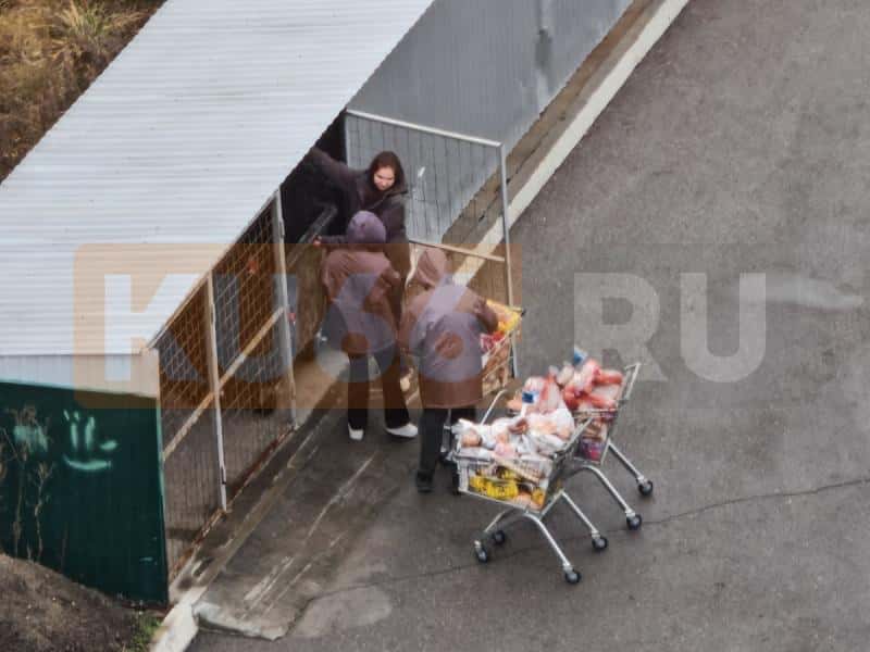 В Каменске-Уральском выкинули три тележки хлеба: жители возмущены поступком «Пятерочки»