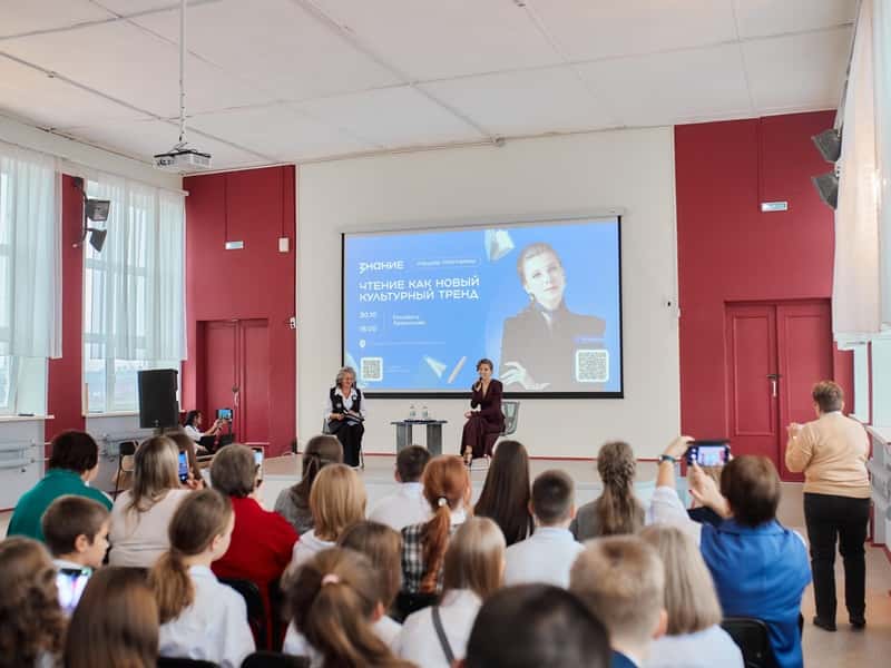 Школьники Каменска-Уральского встретились с актрисой сериала «Папины дочки» Елизаветой Арзамасовой