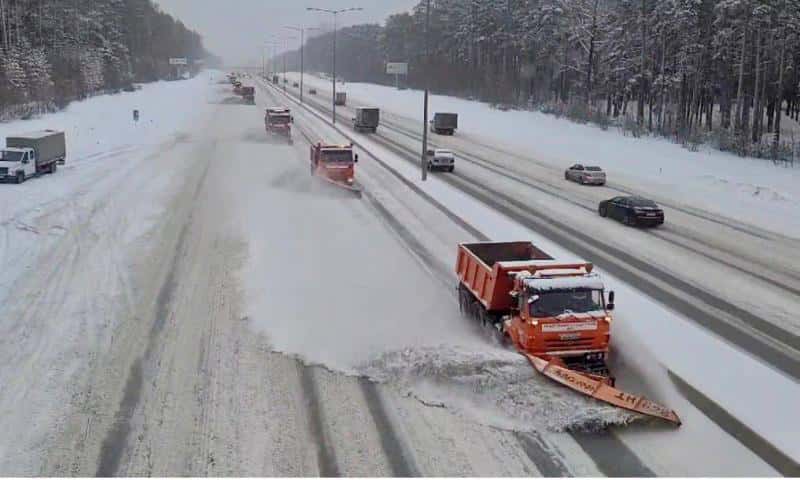 200 километров перекрыли не зря: уральские власти показали, как борются со снегопадом
