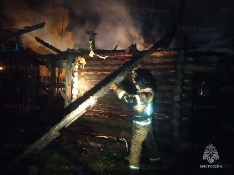 Пожар в деревне Волкова Каменска-Уральского уничтожил часть дома