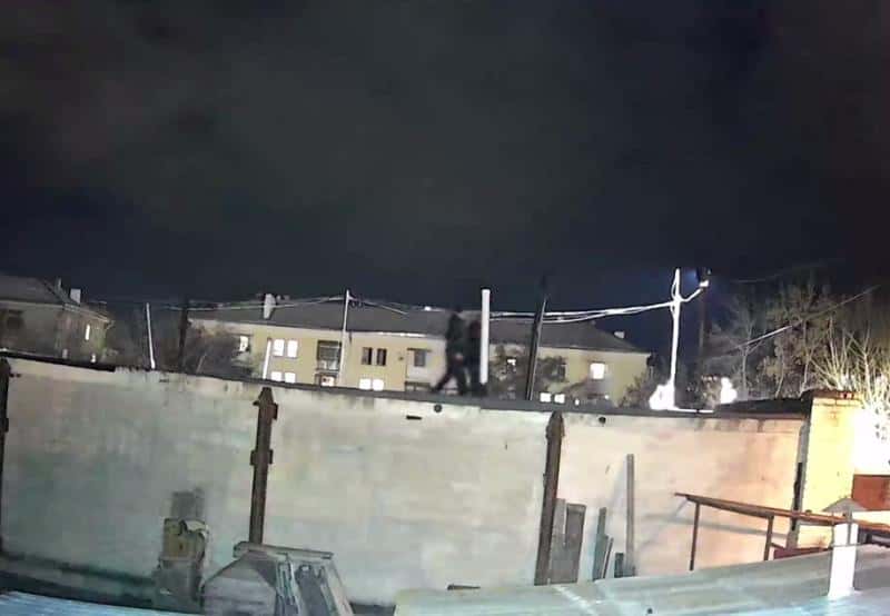 Подростки разбили окно 80-летней женщине в Каменске-Уральском