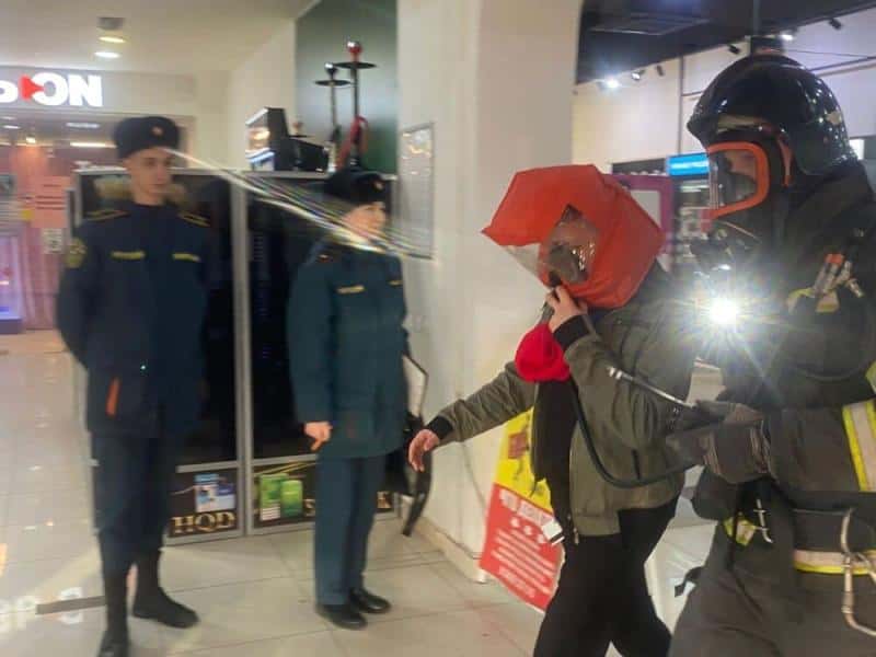 К ТЦ «Октябрьский» в Каменске-Уральском съехались пожарные машины и скорая помощь. Что происходит?