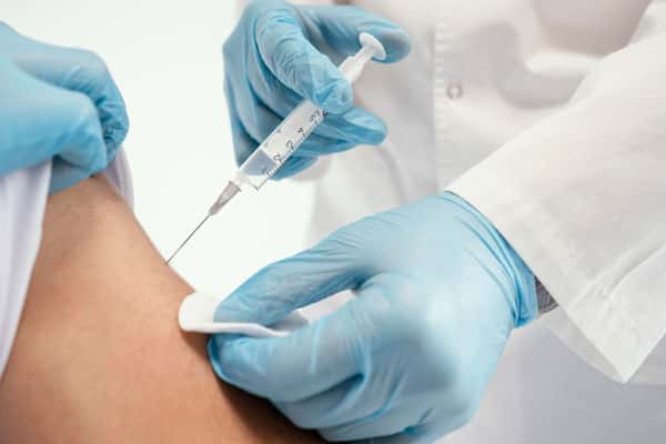 «Работники торговли рискуют всем»: власти Каменска-Уральского жёстко высказались о низких темпах прививок