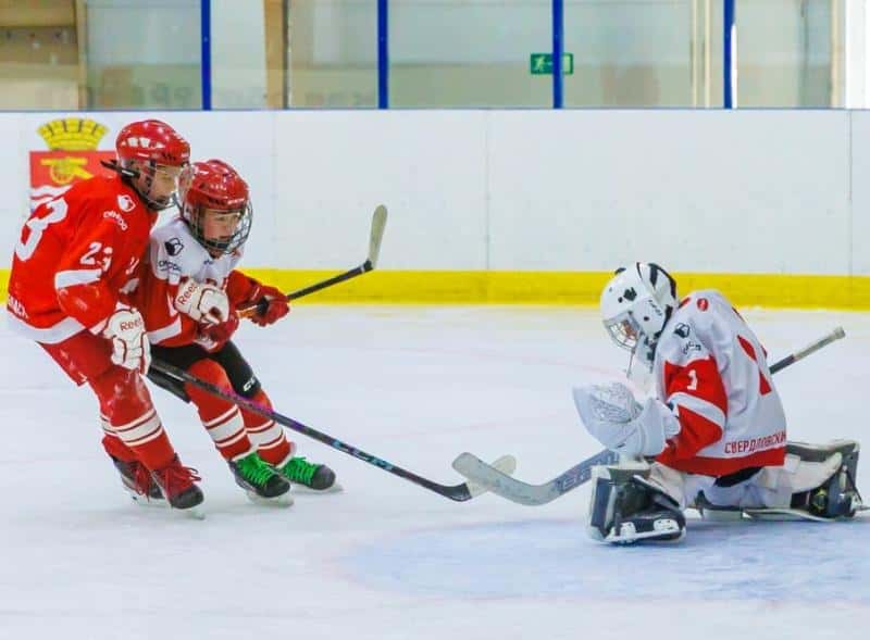 СинТЗ подарил новую экипировку юной хоккейной команде «Союз» в Каменске-Уральском