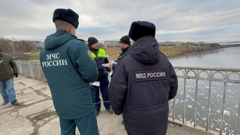 Особенно касается рыбаков! В Каменске-Уральском спасатели предупреждают об опасности выхода на лед