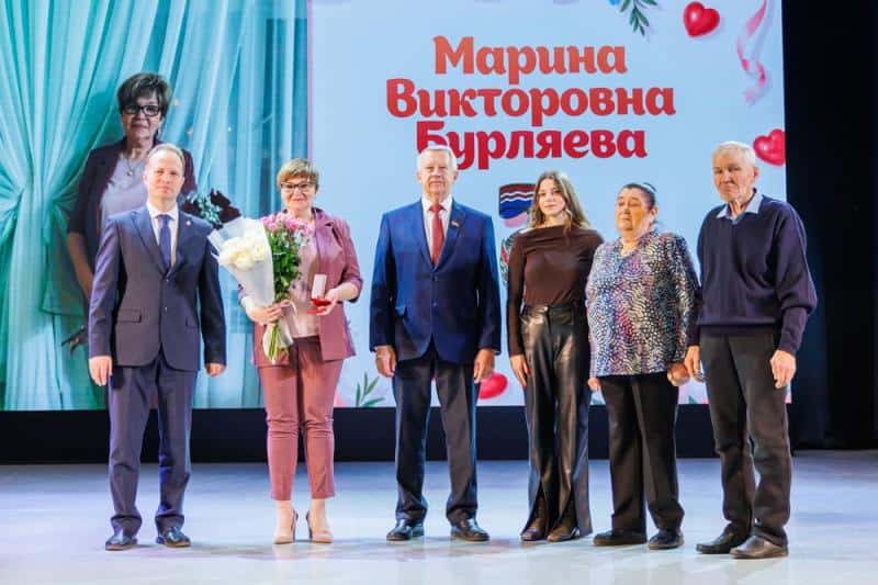 Трое детей и 20 лет работы: сотрудница СинТЗ Марина Бурляева получила медаль «За материнские заслуги»