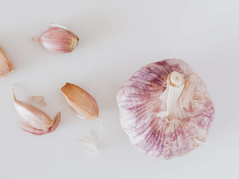 Повесьте чеснок на дверь: что делать 3 декабря, чтобы защитить дом от зла в Проклов день