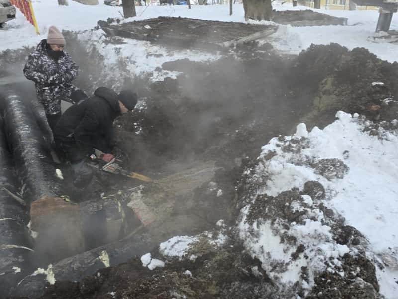 Морозы выявили свищи на теплосетях Каменска-Уральского: коммунальщики проводят ремонт