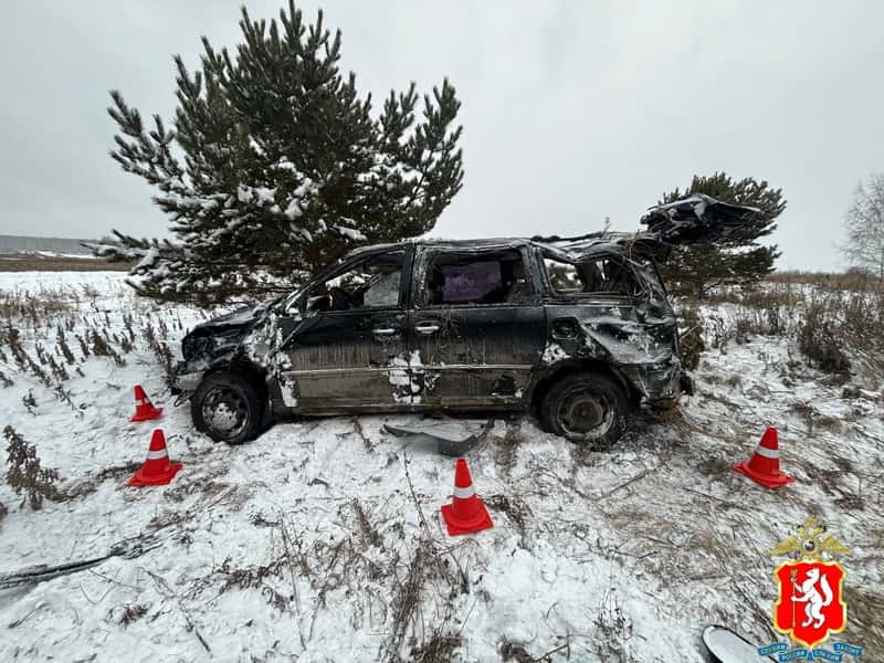 В ДТП под Каменском-Уральским водитель вылетел с трассы и врезался в дерево
