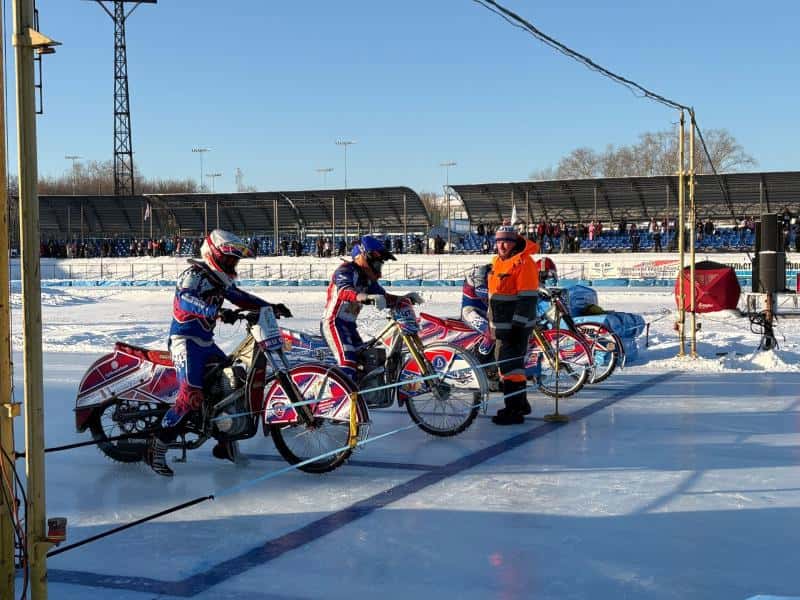 В Каменске-Уральском проходит чемпионат по ледовому спидвею