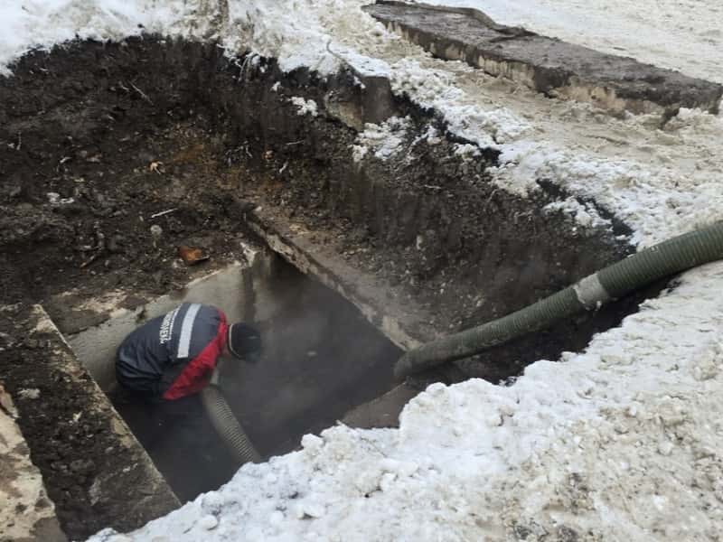 В Каменске-Уральском на Октябрьской оперативно устранили повреждение теплосети