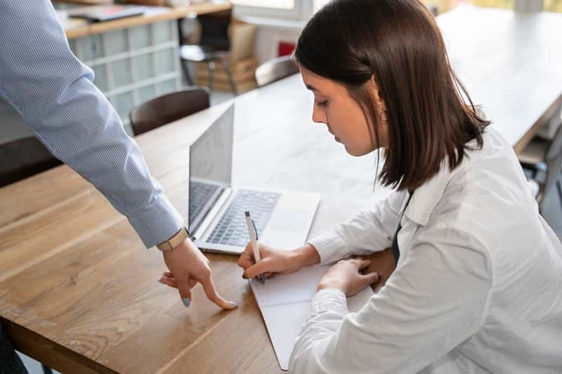 Психолог объяснила, как пережить сокращение без стресса и отчаяния