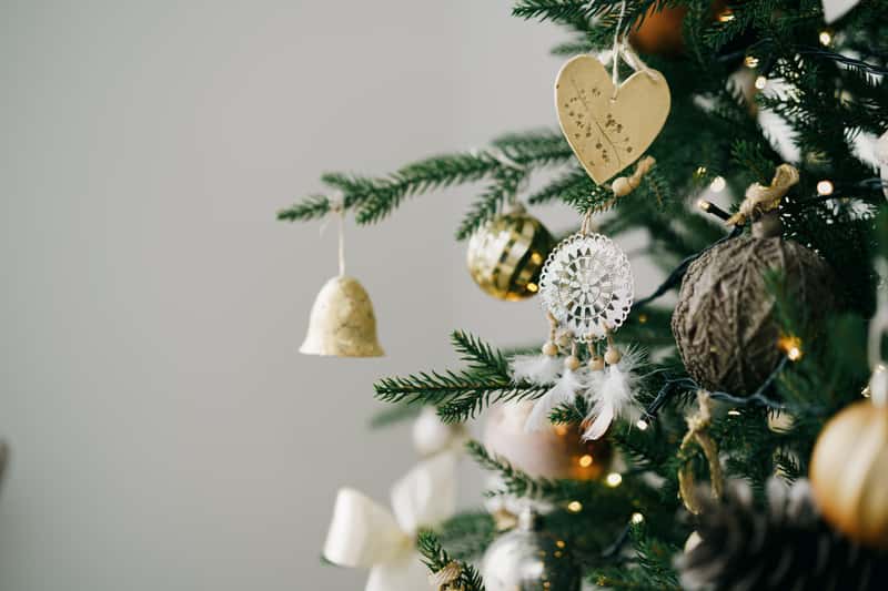 Дети и новогодние украшения: риски и правила безопасности от детского врача