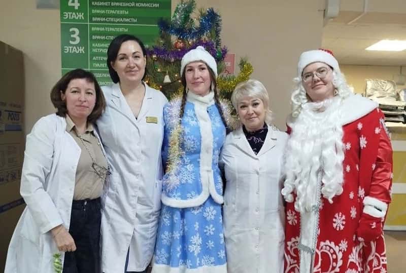 Пациент стал Дедом Морозом для врачей поликлиники в Каменске-Уральском