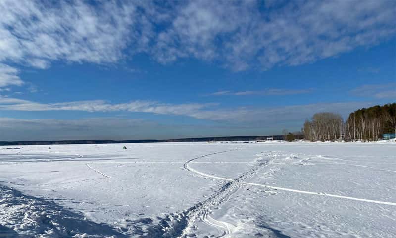 В Свердловской области продолжаются поиски снегоходчика, провалившегося под лед