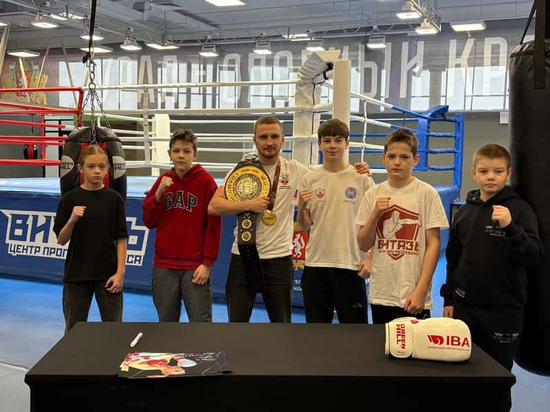 Чемпион мира по боксу Всеволод Шумков встретился с юными спортсменами Каменска-Уральского