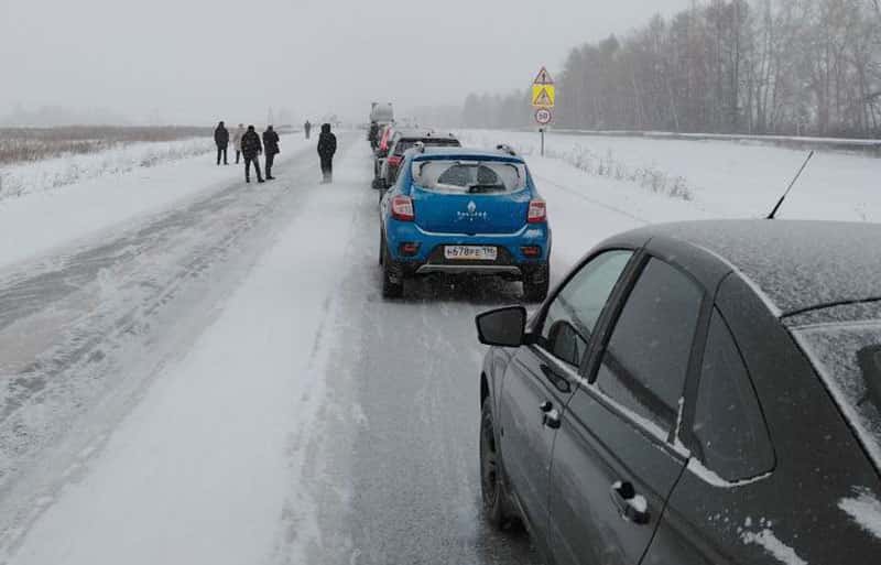 На трассе Екатеринбург — Шадринск — Курган под Каменском-Уральским временно перекрывали движение: что произошло