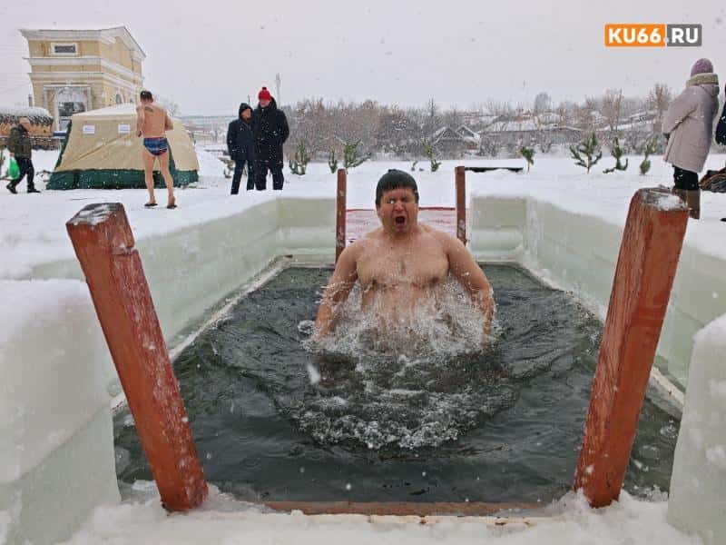 В Каменске-Уральском проходят крещенские купания на реке Каменка