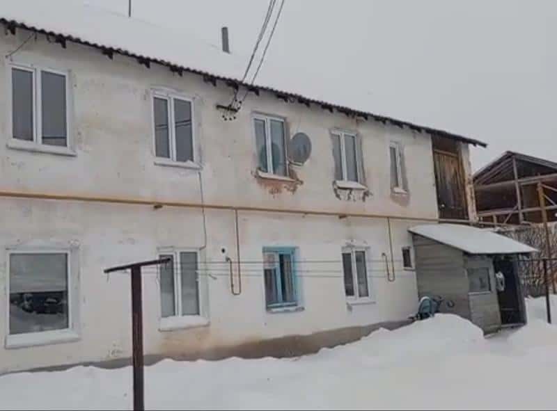 «Туалет и ванная переполнены»: жители каменского посёлка тонут в нечистотах из-за переполненных септиков 