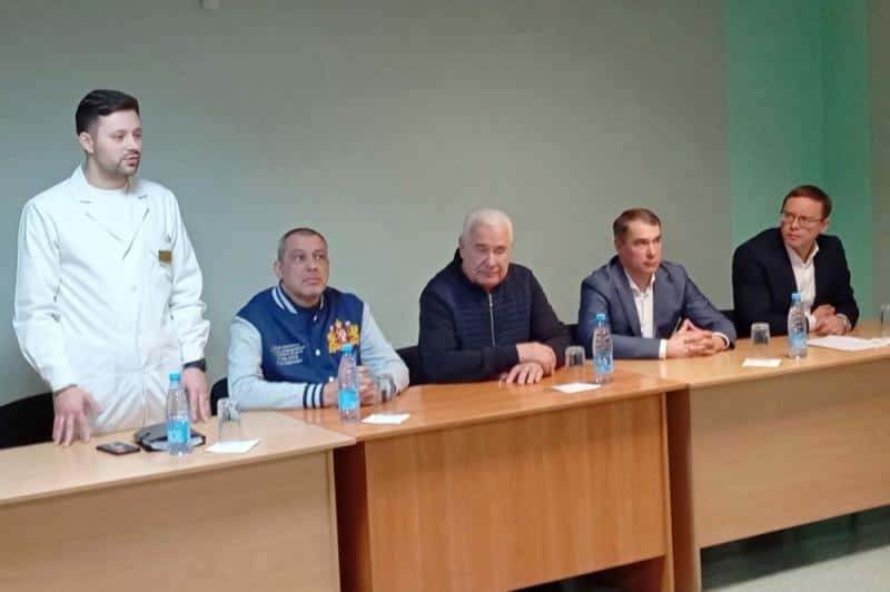 В Каменске-Уральском коллективу городской больницы представили нового главврача