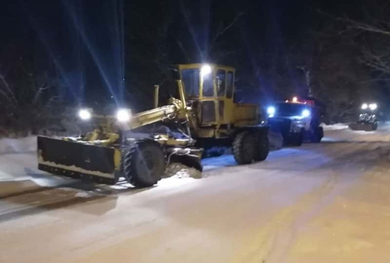 Грейдеры и пескосоляная смесь: как убирают лёд и накат в Каменске-Уральском